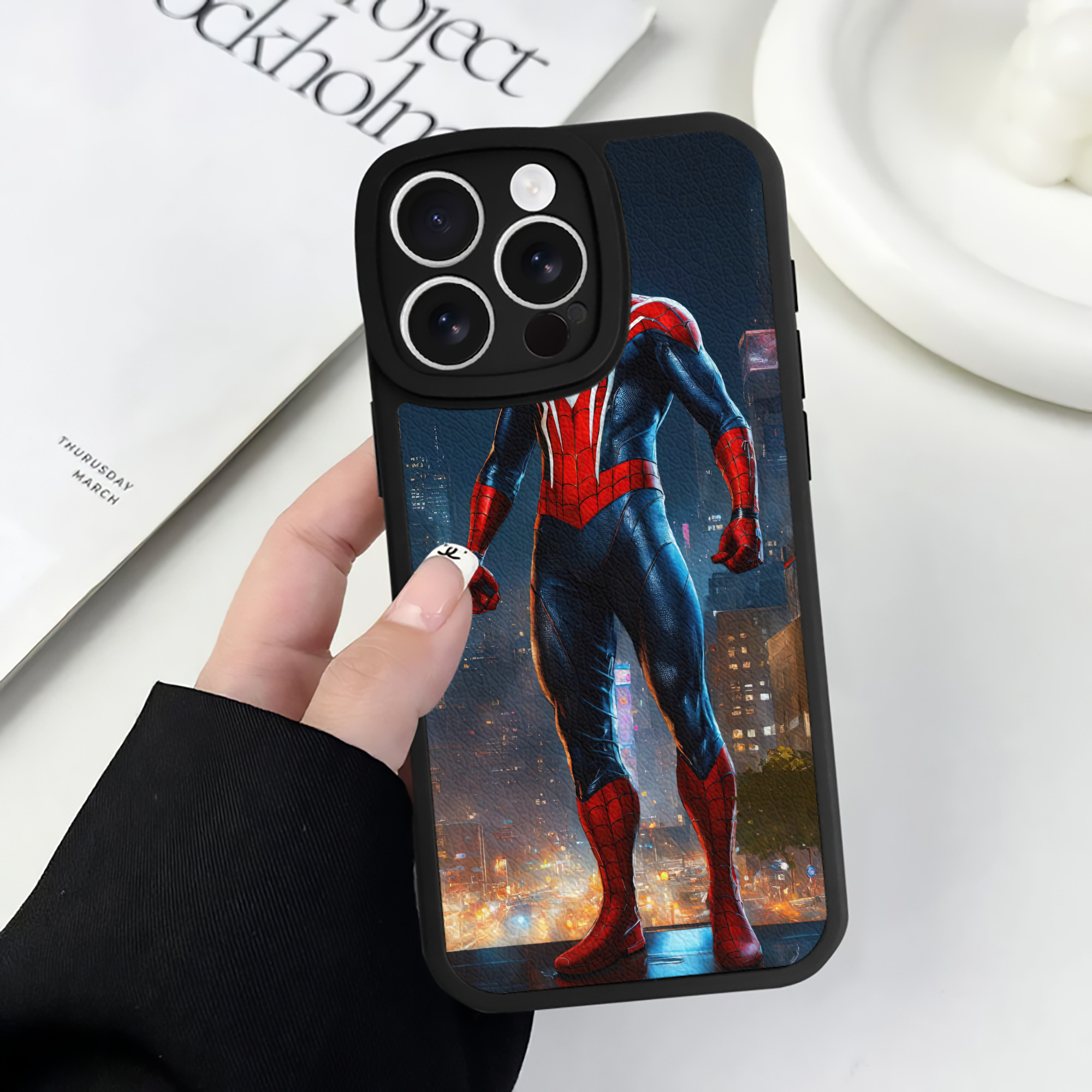 （画像用） Spider Man スパイダーマン 【iPhone 16シリーズ対応】シリコンスマホケース（レザー調） 材質：シリコン